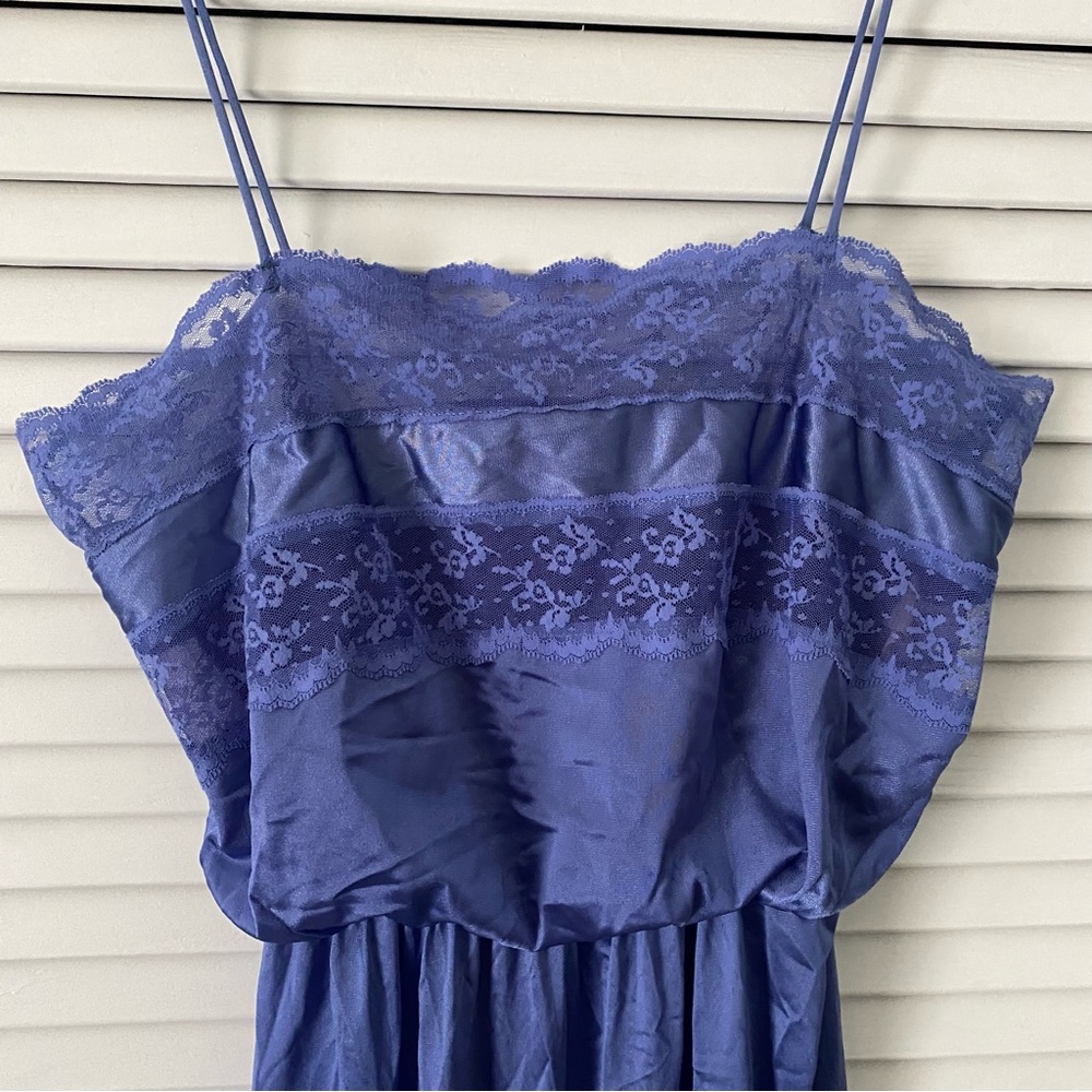 STUNNING Cornflower Blue Semi-sheer Vintage Full Length Slip - Picture 6 of 7